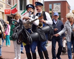 Straatmuzikanten Pretpolitie (duo) - TopActs.nl - 250-200