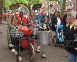 Straattheater & Mobiele Act Drumband op Klompn - TopActs.nl - 250-200